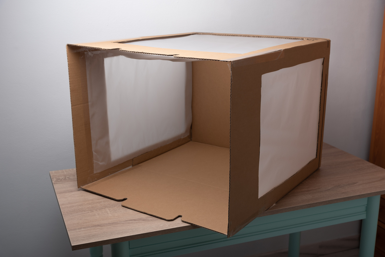 Fabriquer une Lightbox avec du carton et du papier calque