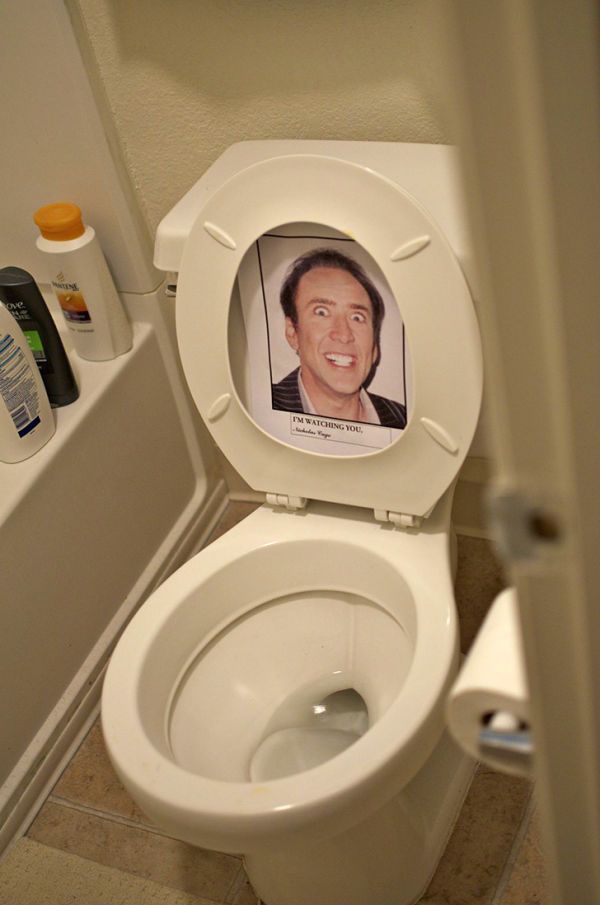 Blague au bureau avec photo de Nicolas Cage sur le siège des toilettes