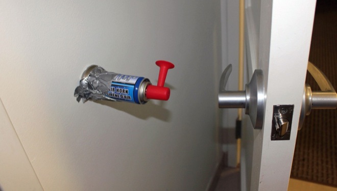 Blague de bureau avec corne de brume sur le pare-chocs de la porte