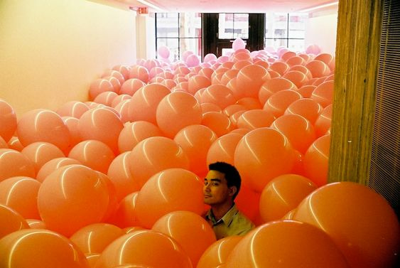 farce au bureau : salle de conférence remplie de ballons 