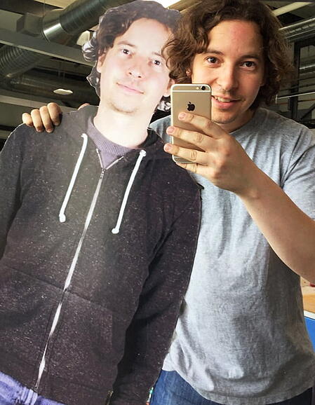 Farce de bureau du poisson d'avril : Jumeau en carton 